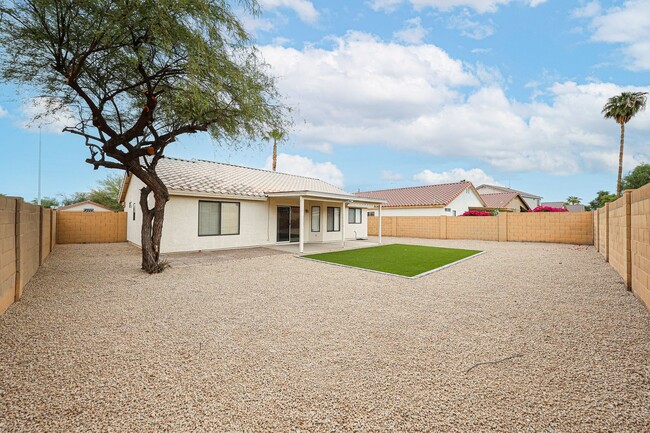 Building Photo - Welcome to this Charming 3 BEDROOM , 2 BAT...