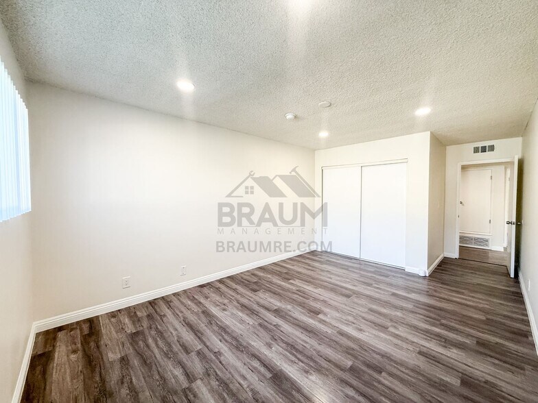 Building Photo - 6041 Whitsett Ave