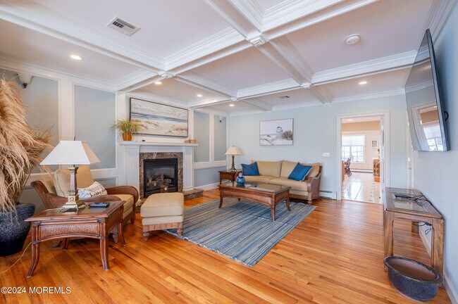 Building Photo - 409 6th Ave