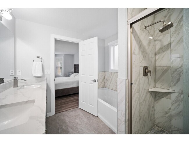 Building Photo - 4 Bedroom 2.5 Bath Home Recently Updated with Modern Finishes