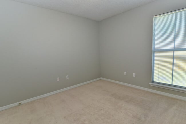 Building Photo - 15065 Warren Dr
