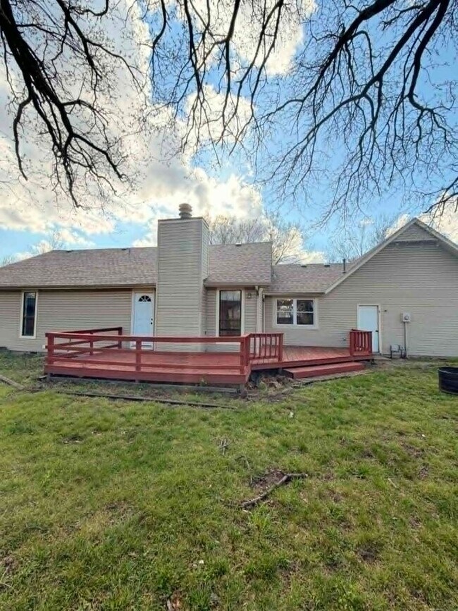 Building Photo - COMING SOON: COMFORT MEETS STYLE IN THIS SPACIOUS BEAUTIFUL 3 BEDROOM / 2 BATHROOM WITH XTRA ROOM...