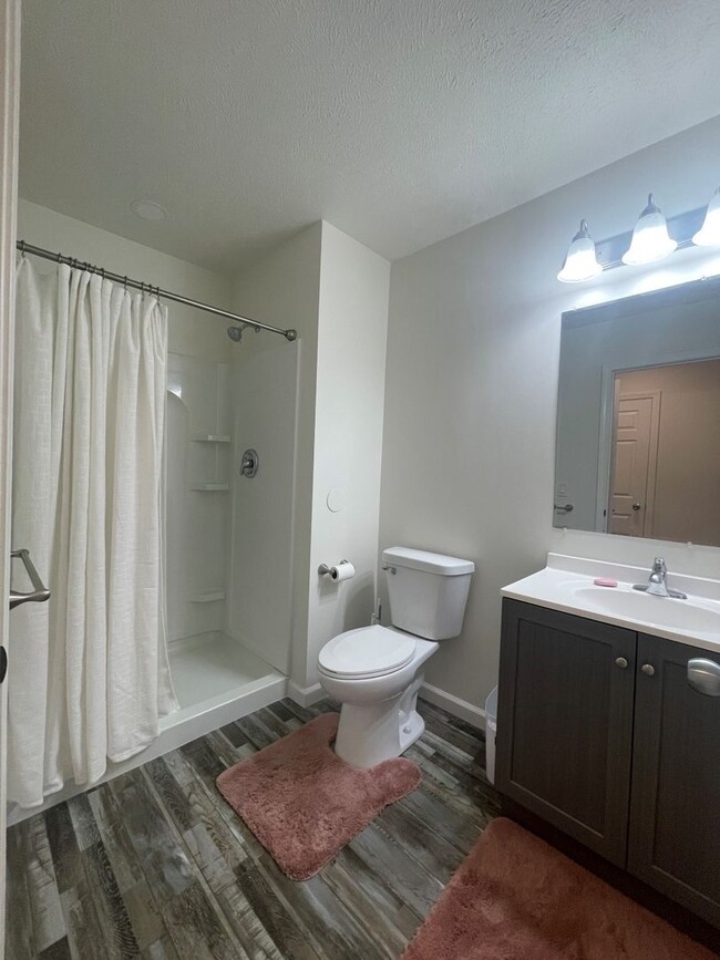 Building Photo - Bellevue Home For Rent!