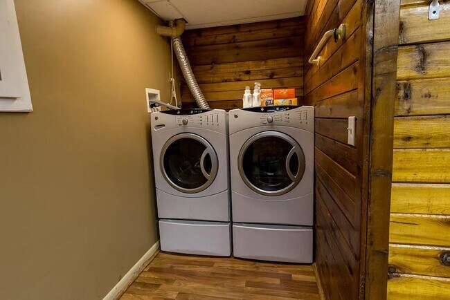 Building Photo - Stunning 4-Bedroom Home with 5 Full Baths + Hot Tub, Wooded Retreat