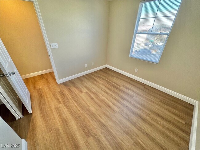 Building Photo - 10992 Scotch Rose St