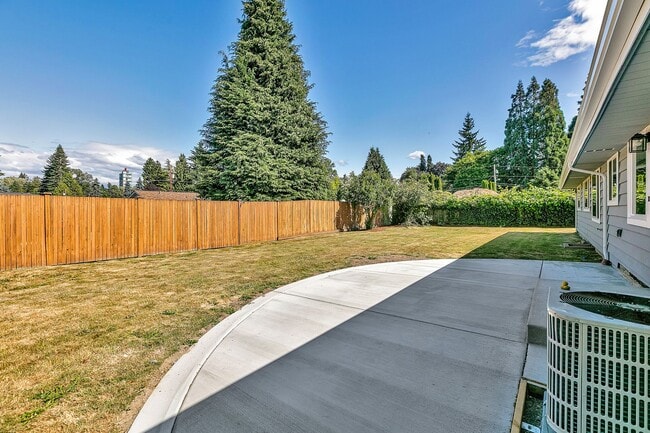 Building Photo - Freshly Remodeled Burien Rambler