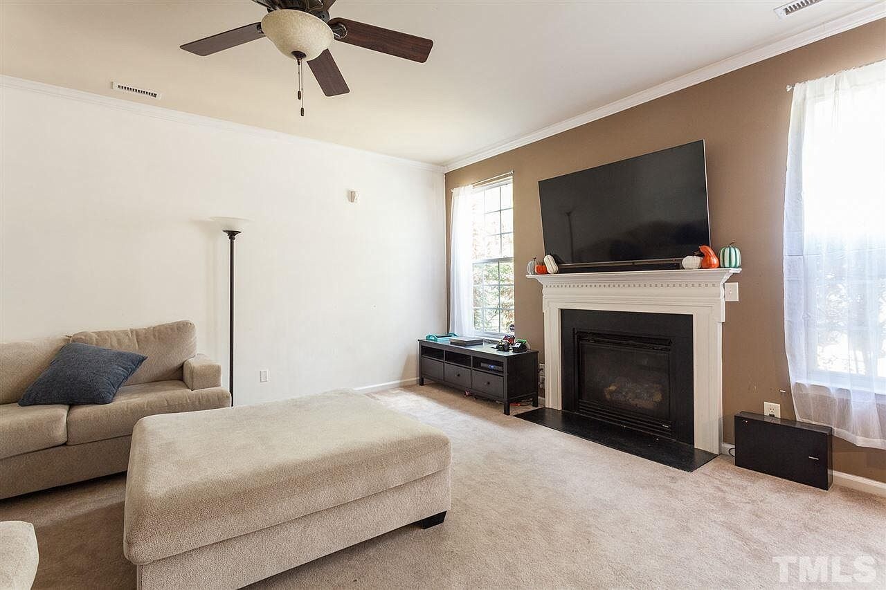 Building Photo - Room in Single Family Home on Autumn Leaf Ln