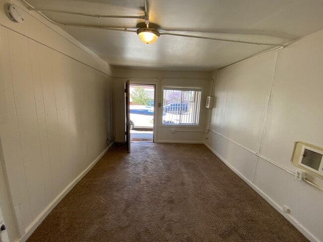 Building Photo - cla215*