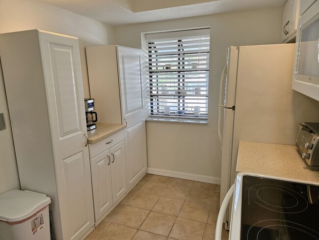 Building Photo - Seasonal Short-Term 2 Bedroom 2 Bathroom 2nd Floor Condo in Estancias of Capri Isles!