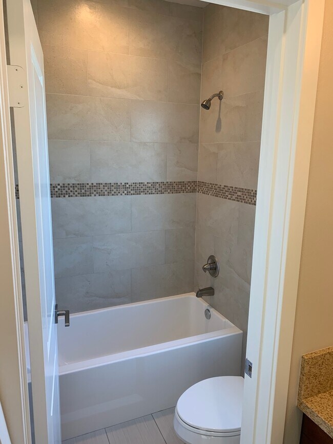 Building Photo - Modern 3 Bed/ 4 Bath, Detached, Private Dr...