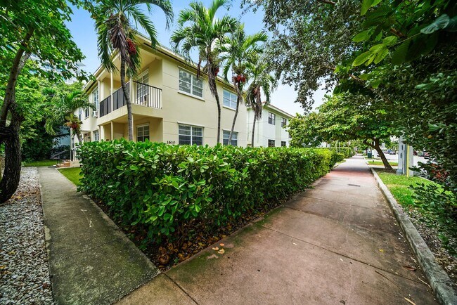 Building Photo - 1610 Bay Rd