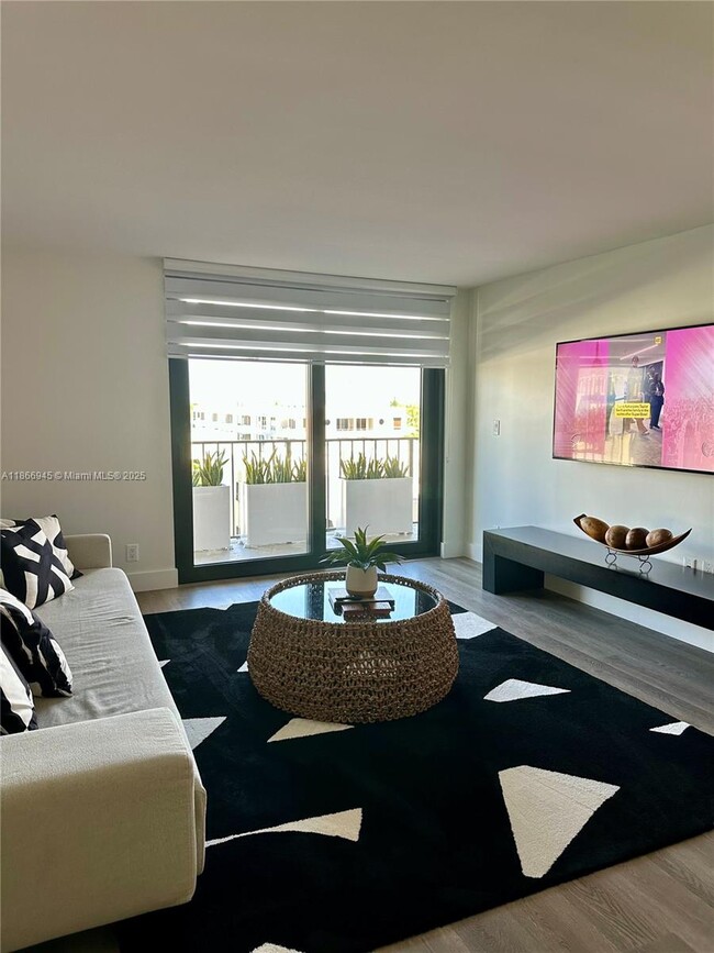 Building Photo - 2625 Collins Ave