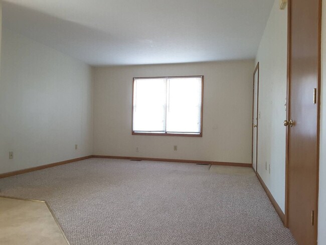 Building Photo - 214 Stonewall Ct