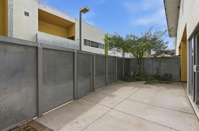 Building Photo - 1111 W University Dr