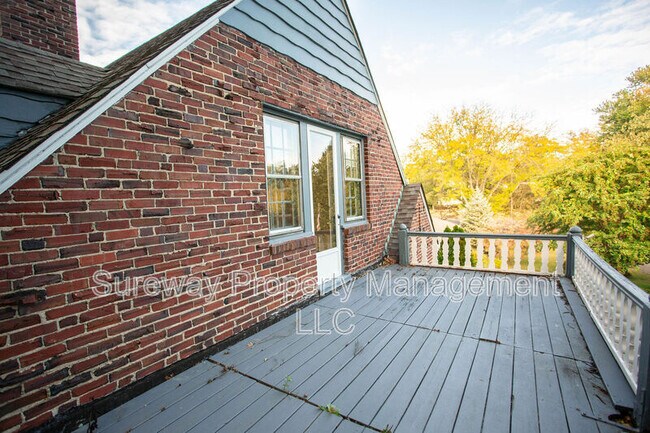 Building Photo - 319 N Newton Lake Dr