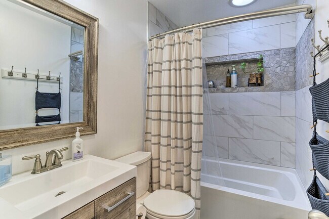 Building Photo - 991 S Bryant St