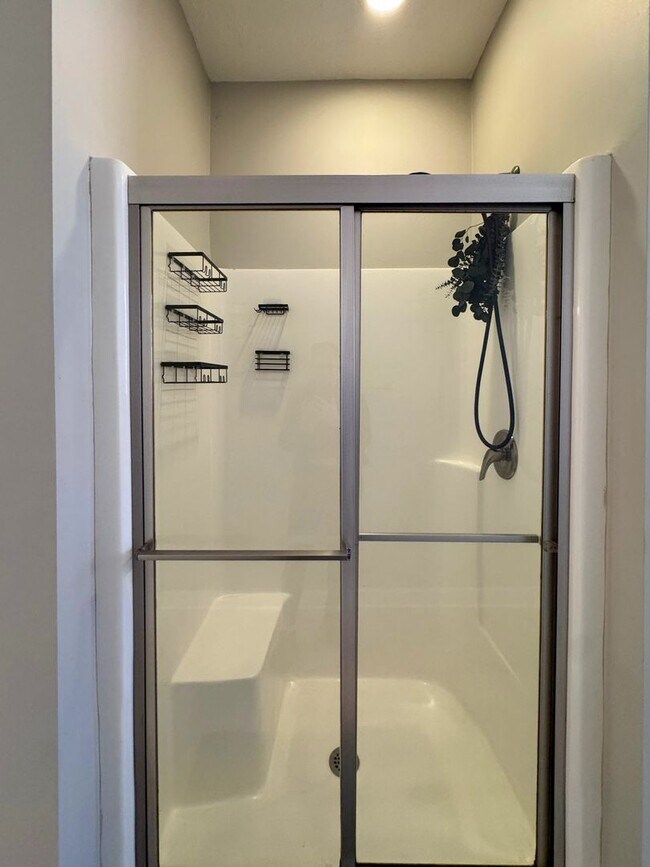 Building Photo - Beautiful 5 Bed 2.5 Bath Home with Main Level Primary Bedroom