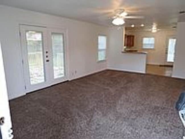 Building Photo - AUG 2026 MOVE IN! UPDATED 2/2 HOUSE IN BRYAN