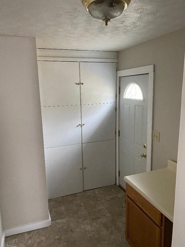 Building Photo - 3 Bedroom, 1 Bathroom SINGLE FAMILY HOME f...