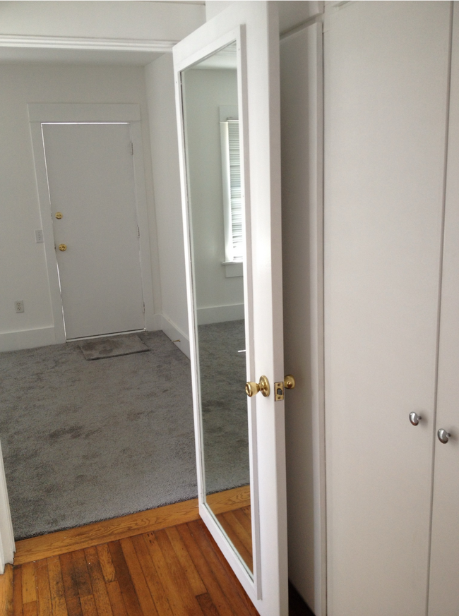 Entry to bedroom - 210 Horizon Ave