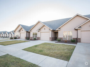 Building Photo - Privacy Fenced Yard!