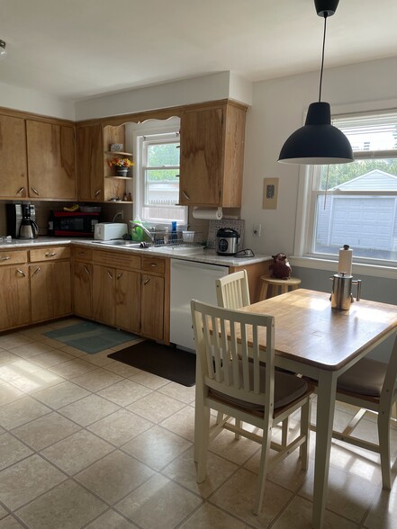 Large Kitchen with Breakfast Nook - 5606 Dunham Rd