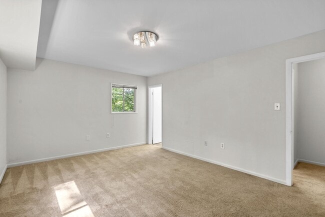 Building Photo - 10643 Weymouth St