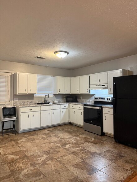 Building Photo - 11 Oak St