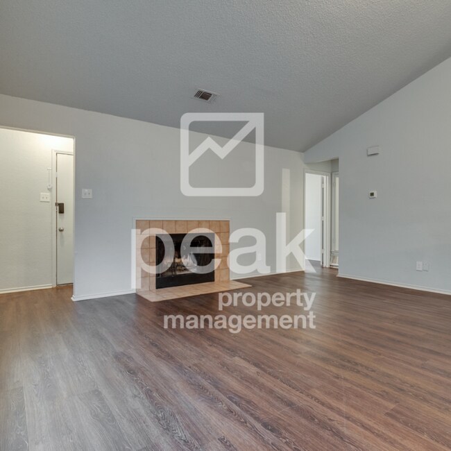 Building Photo - $1365! 2 Bed/ 2 Bath Duplex! $350 off initial costs! Apply before 4/9!