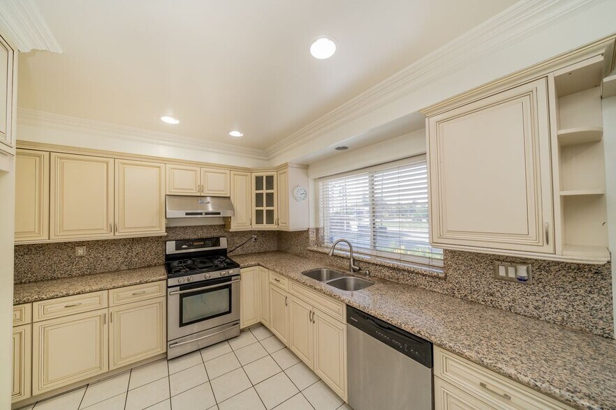 Building Photo - 9676 Bolton Ave