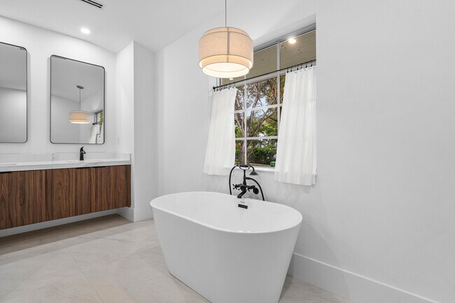 Building Photo - 2330 Lake Ave