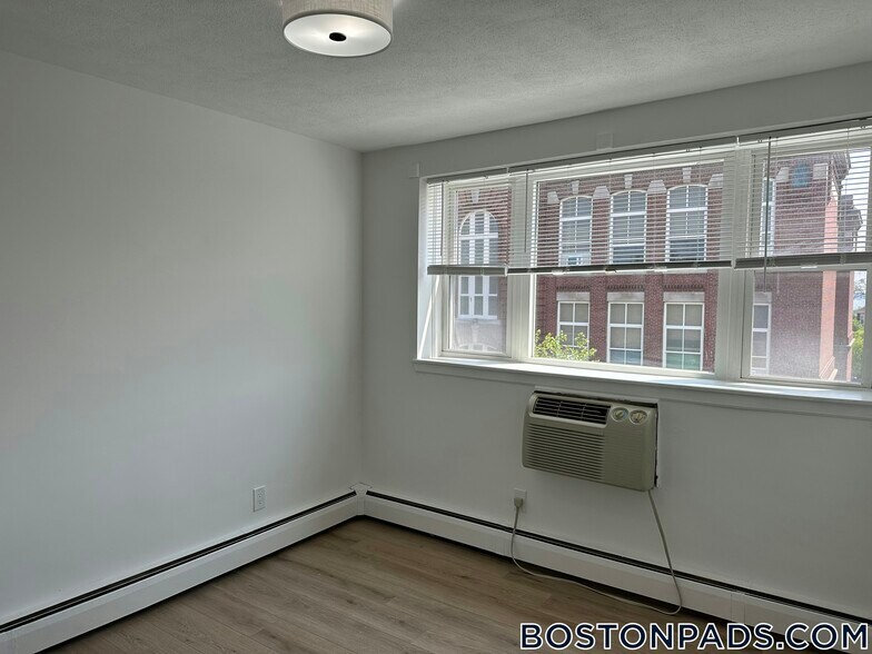 Building Photo - 740 E 7th St