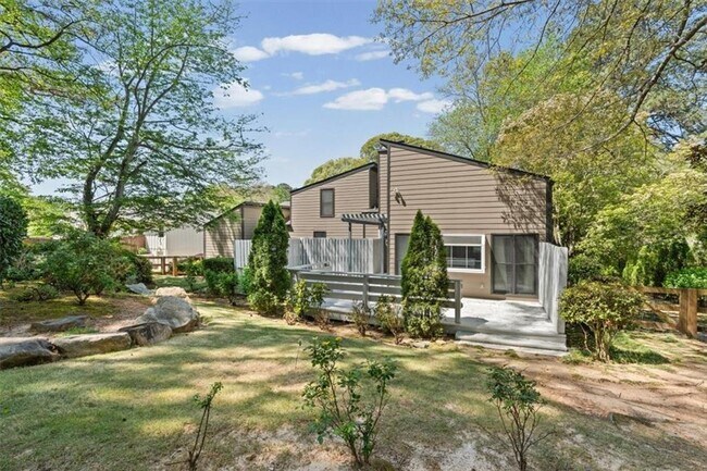 Building Photo - 2420 Castle Ln NE