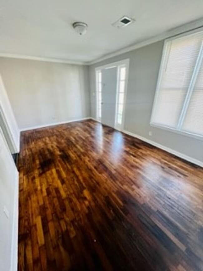 Building Photo - Quaint 2 bedroom in a quiet neighborhood