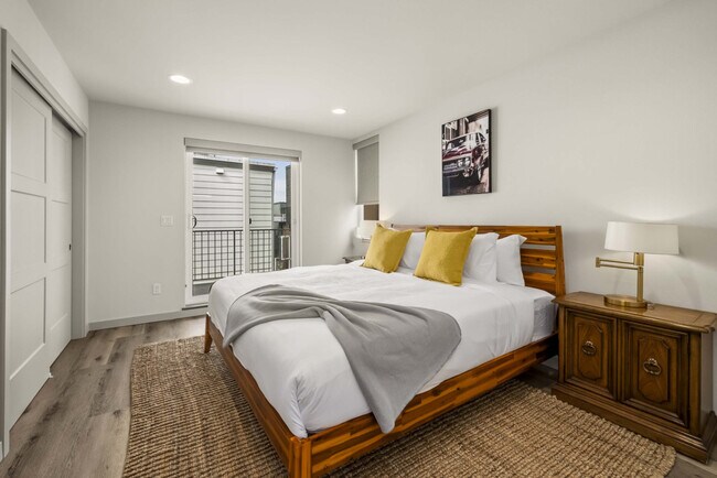 Building Photo - 5210b Brooklyn Ave NE