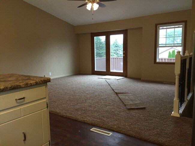 Building Photo - 105 Duesenberg Dr
