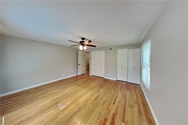 Building Photo - 3770 Fox Hills Dr SE