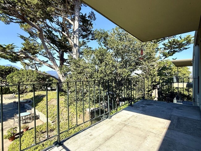 Building Photo - Top Floor Corner Unit Condo With Amazing V...