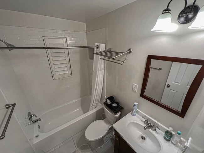 Building Photo - Sunny and Bright 4 Bedroom 3 Bath 2 Level ...