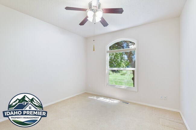 Building Photo - 481 E Trailside Dr