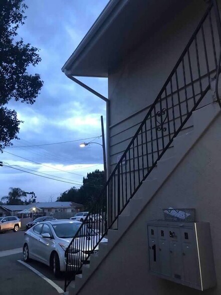 Parking in front/ ground floor unit for rent - 4068 Oakcrest Dr