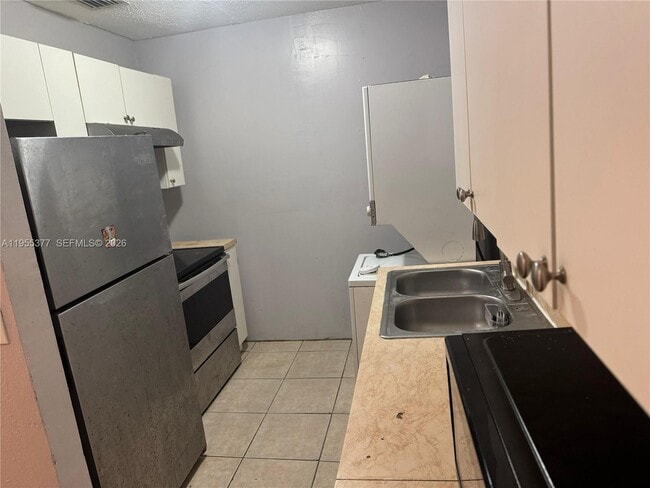 Building Photo - 2500 NW 9th Ct