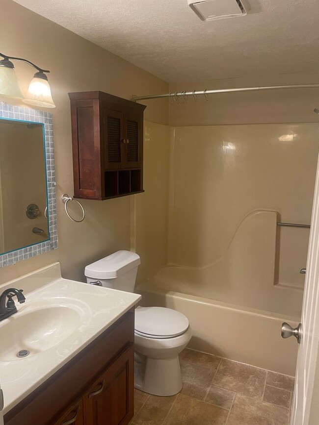 Building Photo - Knoxville 37914 - 3 bedroom, 2 bath home -...