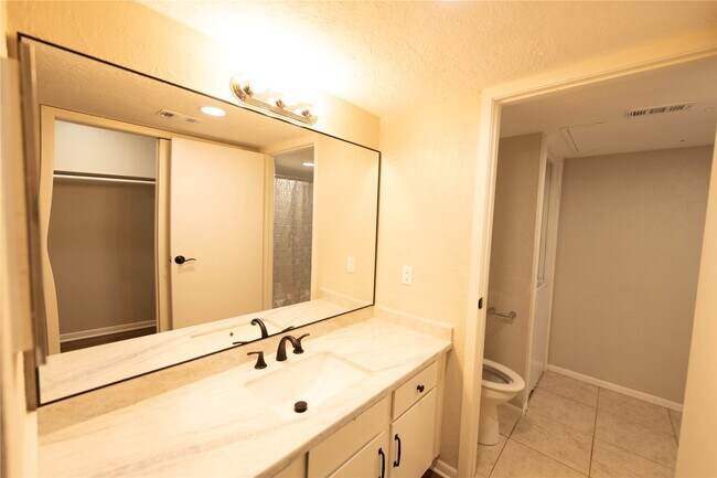 Building Photo - 2021 Spenwick Dr