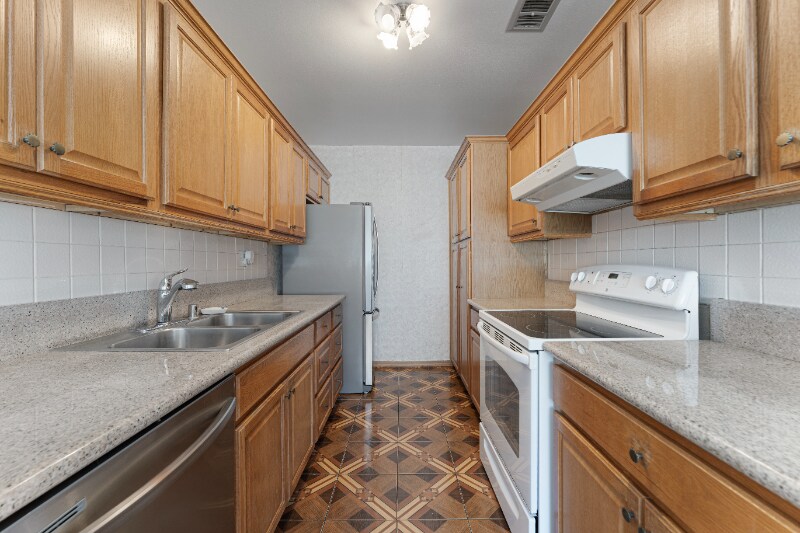 Building Photo - 5414 Newcastle Ave