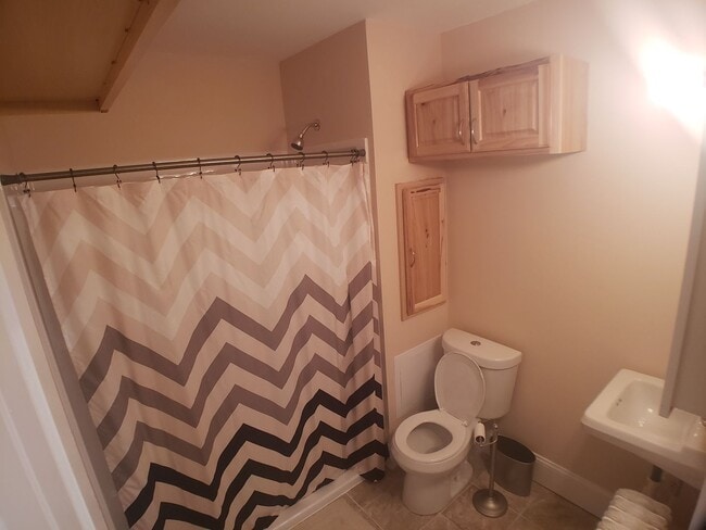 Building Photo - 1 Bedroom 1 Bath Upstairs Apartment