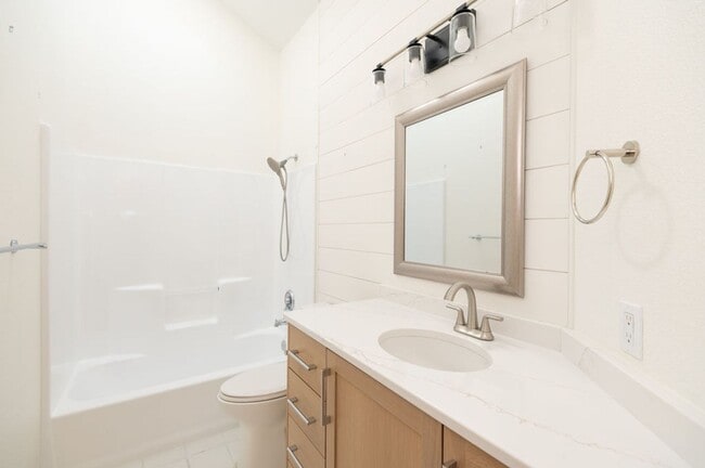 Building Photo - Quintessential Bend Living - 3 Bed | 2 Bat...