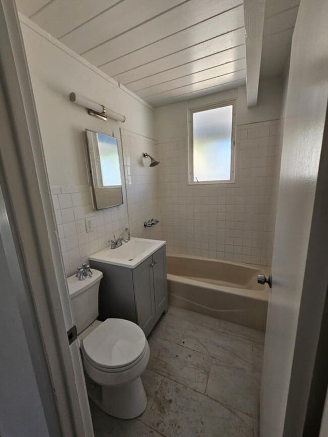 Building Photo - BEAUTIFUL "Blue Bungalow" 4 Bed/3 Bath Hom...