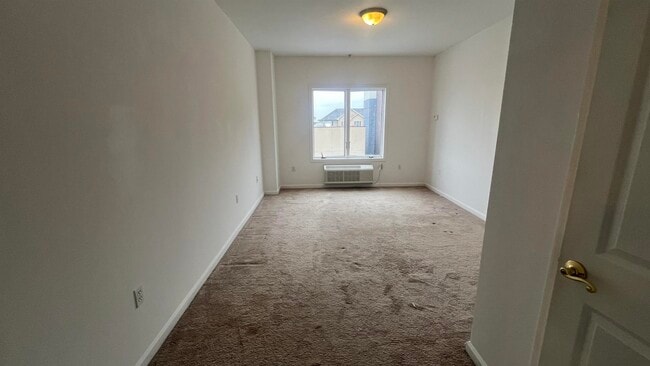 Building Photo - 528 52nd St