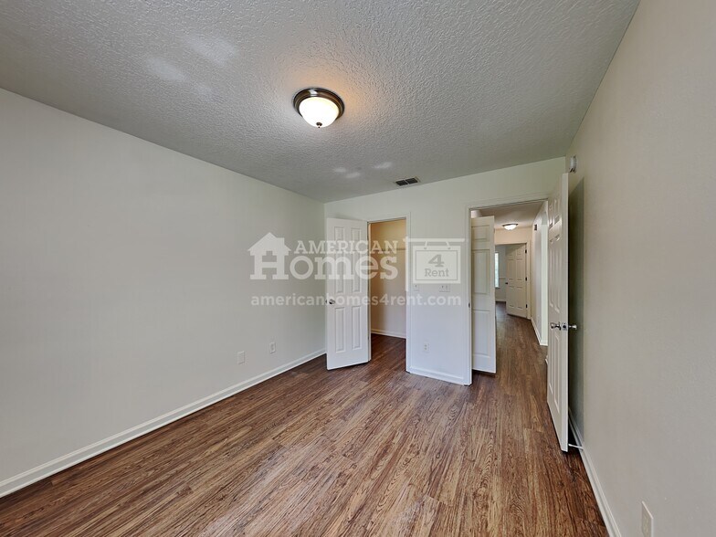 Building Photo - 224 N Lake Cunningham Ave